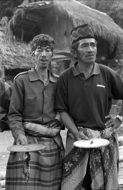 Prise en main du sarong simbong, Baruppu', 1993., Holding the sarong simbong, Baruppu', 1993. (anglais), Pakai sarong simbong, Baruppu’, 1993. (indonésien) la vignette