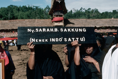 28. Nom de la défunte, Tapparan, 1993., 28. Name of the dead woman, Tapparan, 1993. (anglais), Nama mendiang perempuan, Tapparan 1993. (indonésien) la vignette
