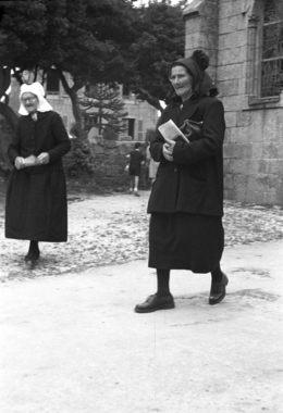Femmes en coiffes noires et blanches à la sortie de la messe (French) thumbnail