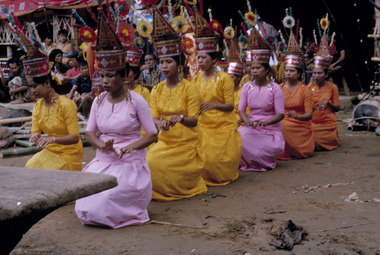 Coiffes de danseuses de ma'katia, Tallung Lipu, 1993., Ma'katia dancer headdresses, Tallung Lipu, 1993. (anglais), Tudung kepala para penari ma’katia, Tallung Lipu, 1993. (indonésien) la vignette