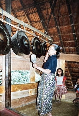 Gongs bulbés à bords larges, Mamasa, 1996. Photo James Temple., Kettle drum, Mamasa, 1996. Photo : James Temple. (anglais), Gong bulat bertepi lebar, Mamasa, 1996. Foto James Temple. (indonésien) la vignette