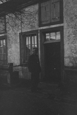 M. Fernand Clément devant sa maison. la vignette