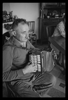 Pierre Juglin jouant de l'accordéon diatonique de la marque Dedenis la vignette