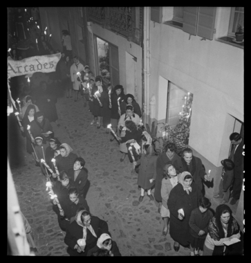 Procession nocturne du Vendredi Saint à Collioure. Cortège de femmes la vignette