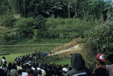 26. En route vers le grand champ, Tapparan, 1993., 26. On the way to the great field, Tapparan, 1993. (anglais), Dalam perjalanan menuju arena upacara, Tapparan 1993. (indonésien) la vignette