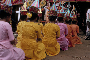 Danseuses de katia, vue de dos, à Tallung Lipu, 1993., Ma'katia dancers, seen from behind, at Tallung Lipu, 1993. (anglais), Para penari ma’katia, dilihat dari belakang, di Tallung Lipu, 1993. (indonésien) la vignette