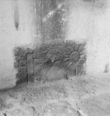 Maison. Premier étage. Cheminée en granit avec croix de Malte et attributs. Détail : plaque de cheminée. Pierre la vignette