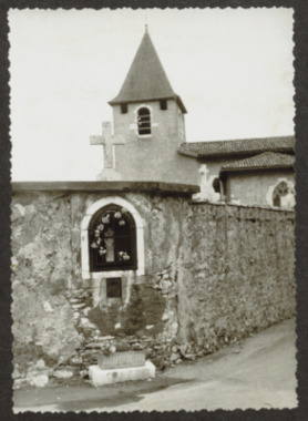 E.2.2.21.1.1.002. Mur du cimetière et clocher de l'église (French) thumbnail