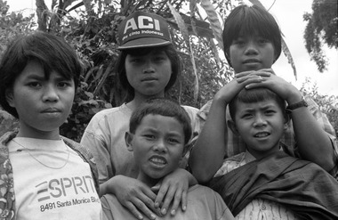 Des enfants de Baruppu' assistant au rituel ma'nene'., Children of Baruppu' attending the ma’nene’. (anglais), Anak-anak di Baruppu’ menghadiri upacara ma’nene’. (indonésien) la vignette