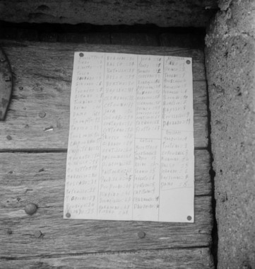 Liste de noms de bêtes clouée sur la porte d'entrée du buron la vignette