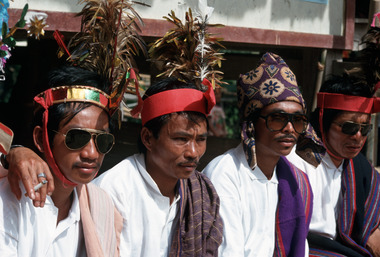 Coiffes d'aujourd'hui, Tiroan, 1993., Present-day headdresses, Tiroan, 1993. (anglais), Ikat kepala yang digunakan sekarang ini. Bittuang, 1993. (indonésien) la vignette