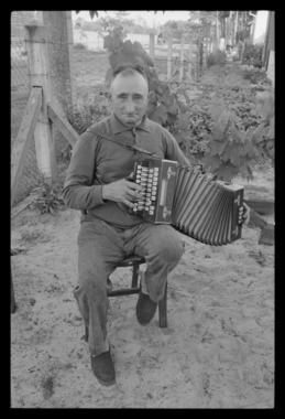 Pierre Juglin jouant de l’accordéon diatonique de marque Dedenis dans son jardin la vignette