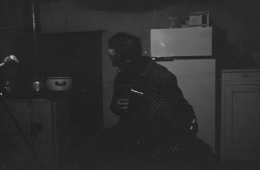 André Vidal jouant de l’accordéon dans sa cuisine la vignette