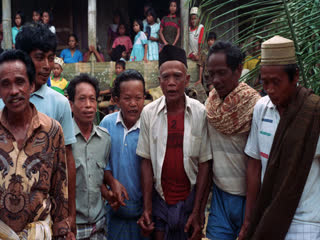 Chant sauté des hommes gelong unnondo, Sereale, 1993., Men's jumping song gelong unnondo, Sereale, 1993. (anglais), Nyanyian kaum lelaki yang melompat-lompat gelong unnondo. Sereale, 1993. (indonésien) la vignette