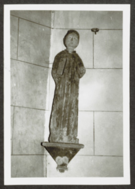 C.3.2.54.1.001. Chapelle Saint-Pierre, statue du moine noir au livre (French) thumbnail
