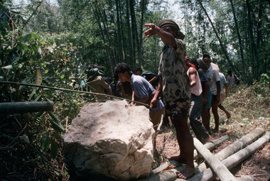 1. Déplacement d'un monolithe (simbuang batu) de la forêt vers le champ sacrificiel, Bokko, 1993., 1. Moving a monolith from the forest to the sacrificial field, Bokko, 1993 (anglais), 1). Pemindahan sebuah monolit (simbuang batu) dari hutan ke arena penyembelihan, Bokko, 1993. (indonésien) la vignette