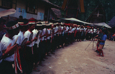 In one line, at Tiroan (Bittuang), 1993., En rang, à Tiroan (Bittuang), 1993. (French), Berjejer di Tiroan (Bittuang), 1993. (Indonesian) thumbnail