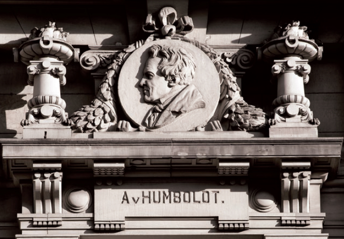 Figure 3 - Médaillon représentant Humboldt (façade sud, en
          haut)