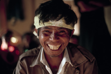 Chanteur de dondi', région de Pangngala', 1991., Dondi’ singer, Pangngala’ region, 1991. (anglais), Penyanyi dondi’, daerah Pangngala’, 1991. (indonésien) la vignette