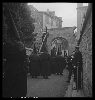 La procession prend le départ de l'église Saint-Jacques. Des pénitents la vignette