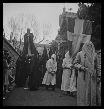 Procession de la Sanch. Misteri de Jésus présentant le calice, crucifix et délégation de pénitents d’Avignon circulant dans les rues de Perpignan la vignette