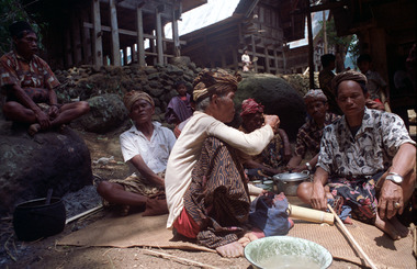 Officiants, funeral of Indo’Serang, To’ Barana', 1993. Here, Ne' Sulo, Ne’ Lumbaa, Ne' Ambaa., Officiants lors des funérailles d'Indo' Serang, To' Barana', 1993. Ici, Ne' Sulo, Ne' Lumbaa, Ne' Ambaa. (French), Pemangku adat, pemakaman Indo’ Serang, To’ Barana’, 1993. Tampak Ne’ Sulo, Ne’ Lumbaa, Ne’ Ambaa. (Indonesian) thumbnail