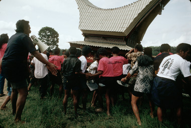 5. Le catafalque est secoué. Funérailles de Puang Laso' Gau' Lembang, Randanan, Mengkendek, mi-août 1991., 5. The catafalque is shaken. Puang Laso' Gau’ Lembang’s funeral, Randanan, Mengkendek, mid-August 1991. (anglais), 5). Usungan (saringan) diguncang-guncangkan. Upacara pemakaman Puang Laso’ Gau’ Lembang, Randanan, Mengkendek, pertengahan Agustus 1991.  (indonésien) la vignette