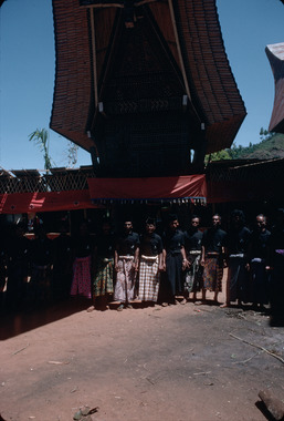 Ronde funéraire badong devant la maison, Limbong (Pangngala'), 1993., Badong in front of the house, Limbong (Pangngala’), 1993. (anglais), Tarian pemakaman dalam bentuk lingkaran badong di depan rumah, Limbong, Pangngala’, 1993. (indonésien) la vignette
