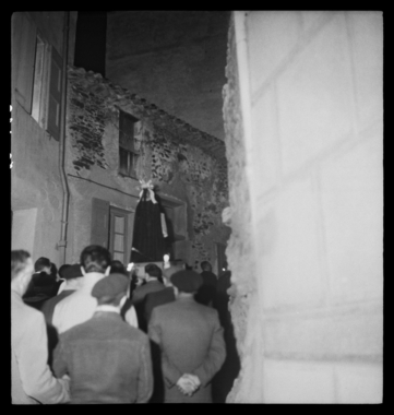 Procession nocturne du Jeudi Saint à Bouleternère. Le misteri de la Vierge Marie circule dans les rues la vignette