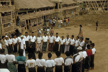 Badong, Tapparan, 1993., Badong, Tapparan, 1993. (anglais), Tarian badong, Tapparan, 1993. (indonésien) la vignette