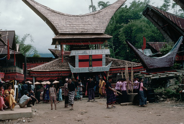 Tour lakkean sura', où repose le défunt. Tallung Lipu, 1993., Lakkean sura’, where the deceased lies. Tallung Lipu, 1993. (anglais), Panggung lakkean sura’, tempat diistirahatkannya mendiang. Tallung Lipu, 1993. (indonésien) la vignette