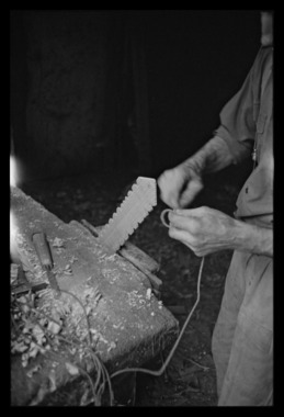 Léonce Mano dans son atelier confectionnant un rhombe. Préparation de la corde la vignette