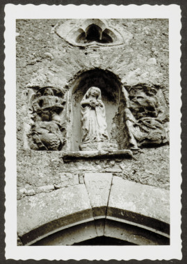 E.2.2.12.1.1.002. Statue de pierre au-dessus du porche de la chapelle la vignette
