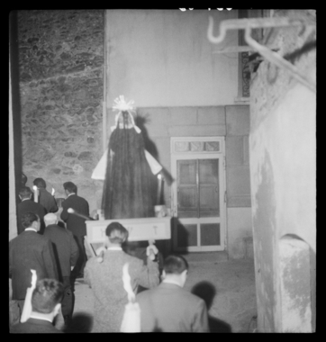 Procession nocturne du Jeudi Saint à Bouleternère. Le misteri de la Vierge Marie circule dans les rues la vignette
