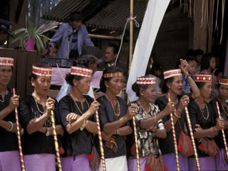 Chanteuses de dandan, Tiroan, 1993., Dandan singers, Tiroan, 1993. (anglais), Para penyanyi wanita dandan, Bittuang, 1993. (indonésien) la vignette