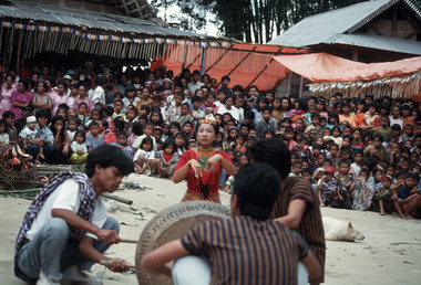 Danse gellu', rituel catholique (ma'kurre sumanga'), Tiroan 1993., Gellu’ dance, Tiroan, 1993. (anglais), Tarian gellu’, Bittuang, 1993. (indonésien) la vignette