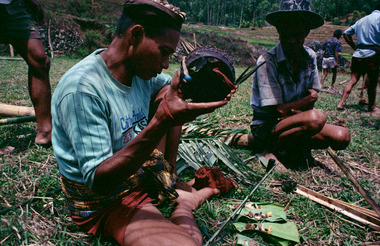 Ne' Lumbaa prie avant l'érection de la plate-forme (gorang), rituel bua' kasalle, Deri, 1993., Ne’Lumbaa, the burake, praying before the erection of gorang, bua’ kasalle, Deri, 1993. (anglais), Ne’ Lumbaa burake berdoa sebelum mendirikan anjungan gorang, ritus bua’, Deri, 1993. (indonésien) la vignette