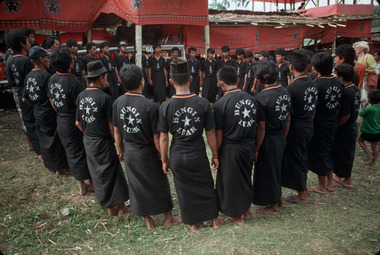 Badong, Randanan (Mengkendek), 1991., Ronde badong, Randanan, Mengkendek, 1991. (French), Lingkaran badong, Randanan, Mengkendek, 1991. (Indonesian) thumbnail