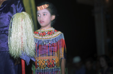 Canne, accessoire du chant., Singing accessory stick. (anglais), Tongkat aksesoris untuk nyanyian. (indonésien) la vignette
