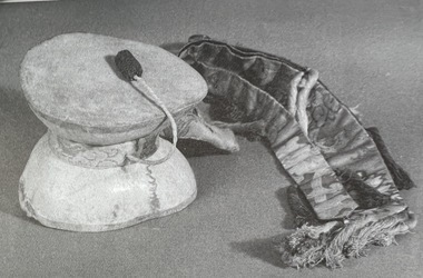 Skull damaru, Musée Guimet M12857. From Mireille Helffer’s book, 1994: 234., Damaru en crânes, musée Guimet M12857 (Helffer, 1994 : 234). (French), Damaru dari tempurung kepala, Museum Guimet M12857. Cuplikan dari buku Mireille Helffer, Mchod-Rol, Cnrs Editions, hlm. 34.  (Indonesian) thumbnail