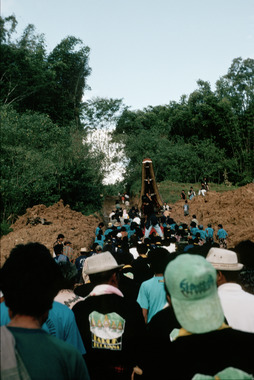 En route vers la sépulture, Tapparan, 1993., On the way to the grave, Tapparan 1993. (anglais), Arak-arakan ke makam, Tapparan, 1993. (indonésien) la vignette