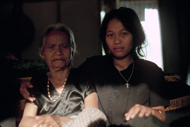 Proches en deuil, à Lo'ko' Lemo, 1991., Close kin in mourning, near Lo'ko’Lemo, 1991. (anglais), Keluarga dekat yang sedang berduka, dekat Lo’ko’ Lemo, 1991. (indonésien) la vignette