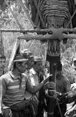 Gelong bate, chant du mât, Torea, 1993., Gelong bate, mast song, Torea, 1993. (anglais), Nyanyian bendera (gelong bate), oleh para pemangku adat, Torea, 1993. (indonésien) la vignette