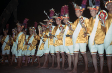 Rang des chanteurs de simbong, 1993., Polymusic during a rising sun celebration, 1993. (anglais), Polimusik pada suatu pesta pemakaman, 1993. (indonésien) la vignette