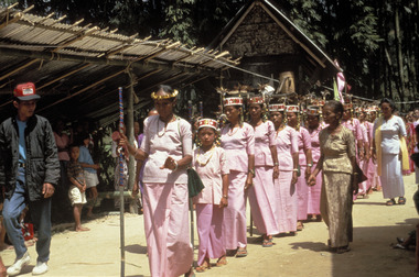 Arrivée des chanteuses de dandan, Tiroan, 1993., Arrival of dandan singers, Tiroan, 1993. (anglais), Kedatangan para penyanyi wanita dandan, Bittuang, 1993. (indonésien) la vignette