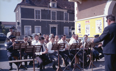 Harmonie d’Hagetmau. Concert de l’harmonie sur la place de la mairie, dirigée par Pierre Laborde (French) thumbnail