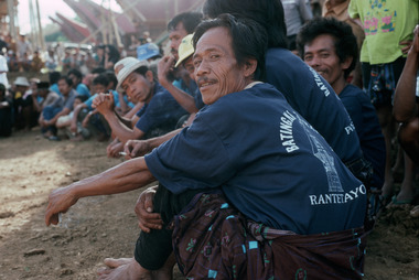 Singers sitting on the ground, waiting, Tapparan 1993., Chanteurs assis à terre, attendant, à Tapparan, 1993 (French), Para penyanyi duduk di atas tanah, sambil menunggu. Tapparan, 1993. (Indonesian) thumbnail