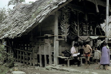 Maison ancienne à Baruppu', 1993., Old house at Baruppu', 1993. (anglais), Rumah tua di Baruppu’, 1993.  (indonésien) la vignette