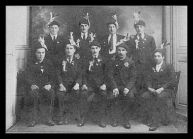 Groupe de conscrits à Mont-de-Marsan en 1921 Groupe de conscrits en 1921 à Mont-de-Marsan (debout, 2e g. Henri Dauba) la vignette