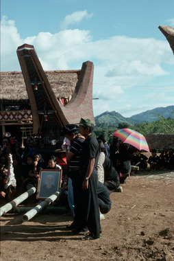 Avant le départ, Tapparan, 1993., Before setting off, Tapparan 1993. (anglais), Sebelum pemberangkatan, Tapparan, 1993. (indonésien) la vignette